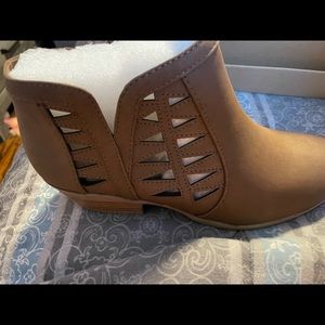 Brand new women’s boots size 7.5.